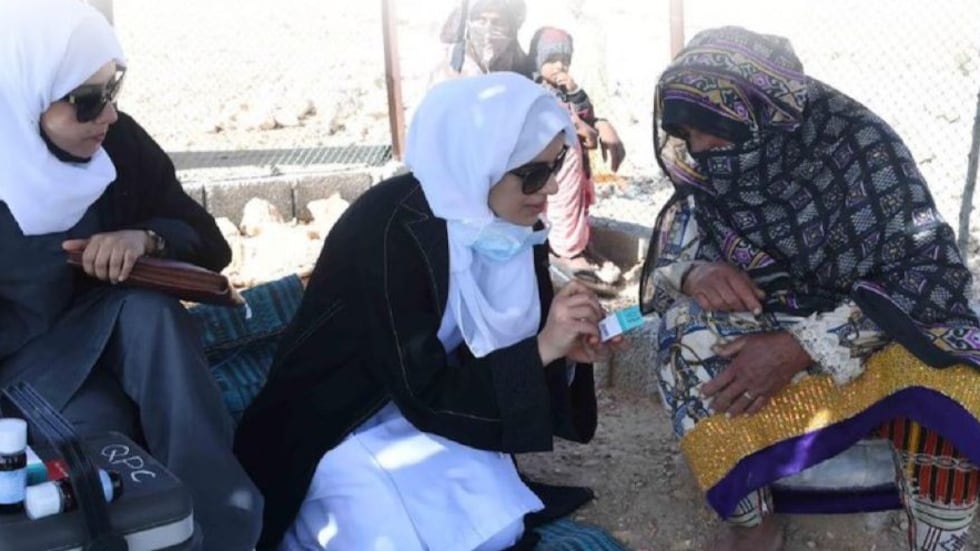 طبيب طائر يقدم خدماته في جبل بني جابر