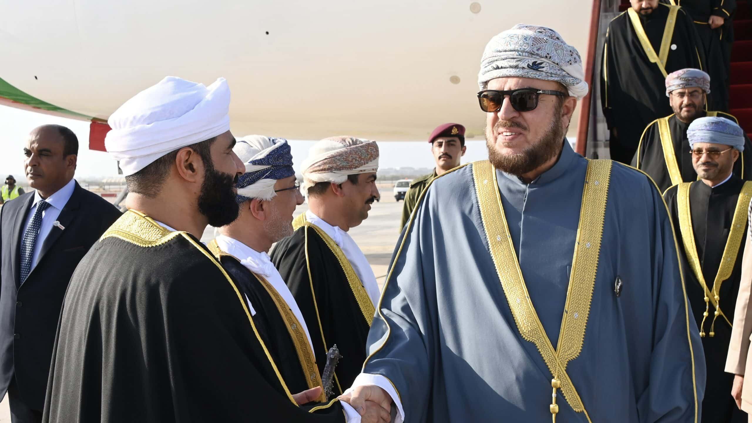 سمو السيد أسعد يعود للبلاد