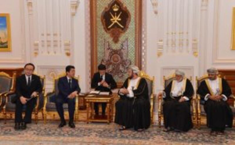 أسعد بن طارق يستقبل رئيس وزراء اليابان