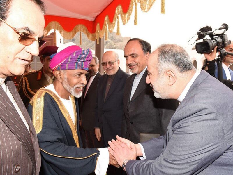 شاهد الإطلالة البهية لجلالة السلطان في استقبال الرئيس الإيراني