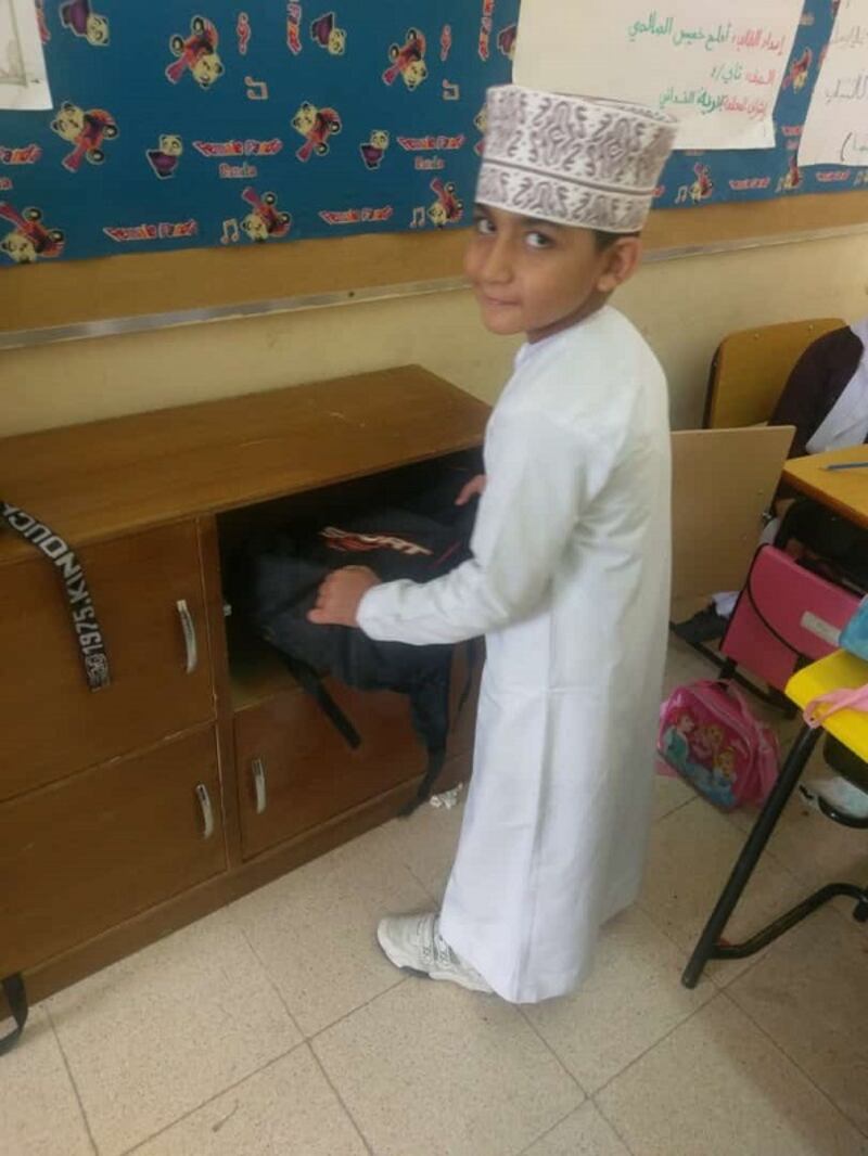 بالصور: مدرسة حكومية تضع حلًا بديلًا لـ “الحقيبة المدرسية”
