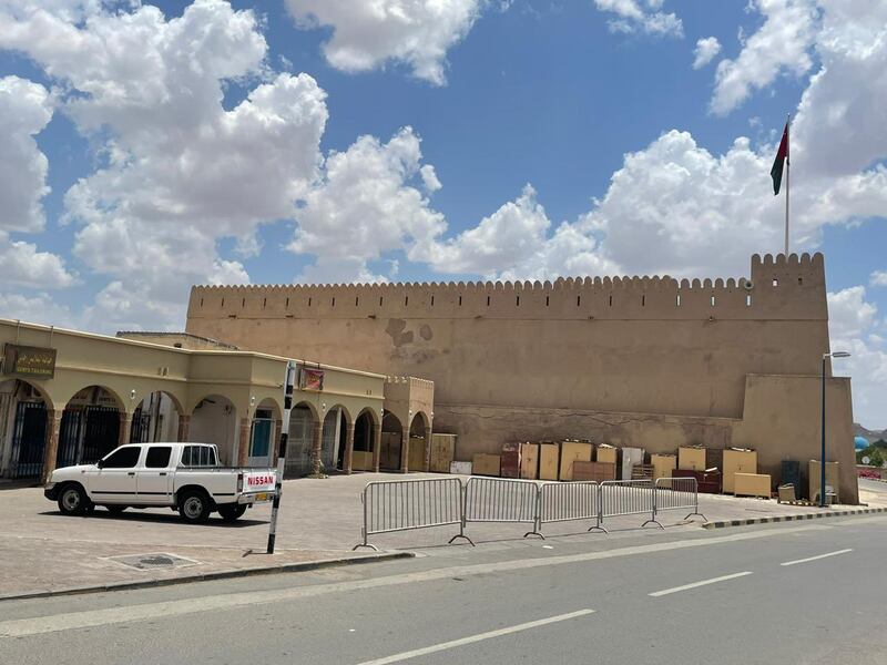 بالصور: التزام في الأسواق بقرارات اللجنة العليا