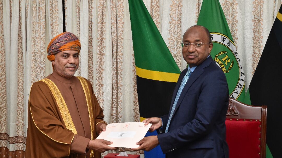 رئيس زنجبار يتلقى دعوة لزيارة سلطنة عمان