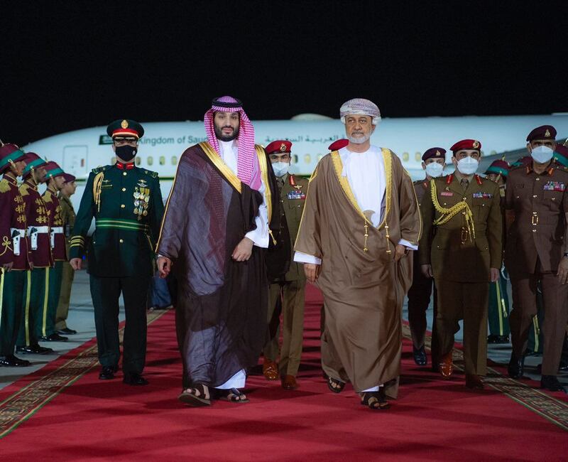 بالفيديو والصور: ولي العهد السعودي يصل السلطنة