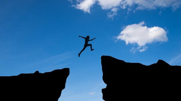 قصة شاب عُماني من دكان صغير إلى أفضل وكالة عقارية بالسلطنة قيمتها ملايين الريالات