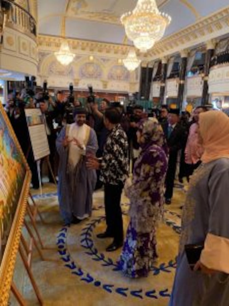 بالصور: عمل فني عُماني هدية لسلطان بروناي..ومؤلّفه يوضح فكرته ومكوناته