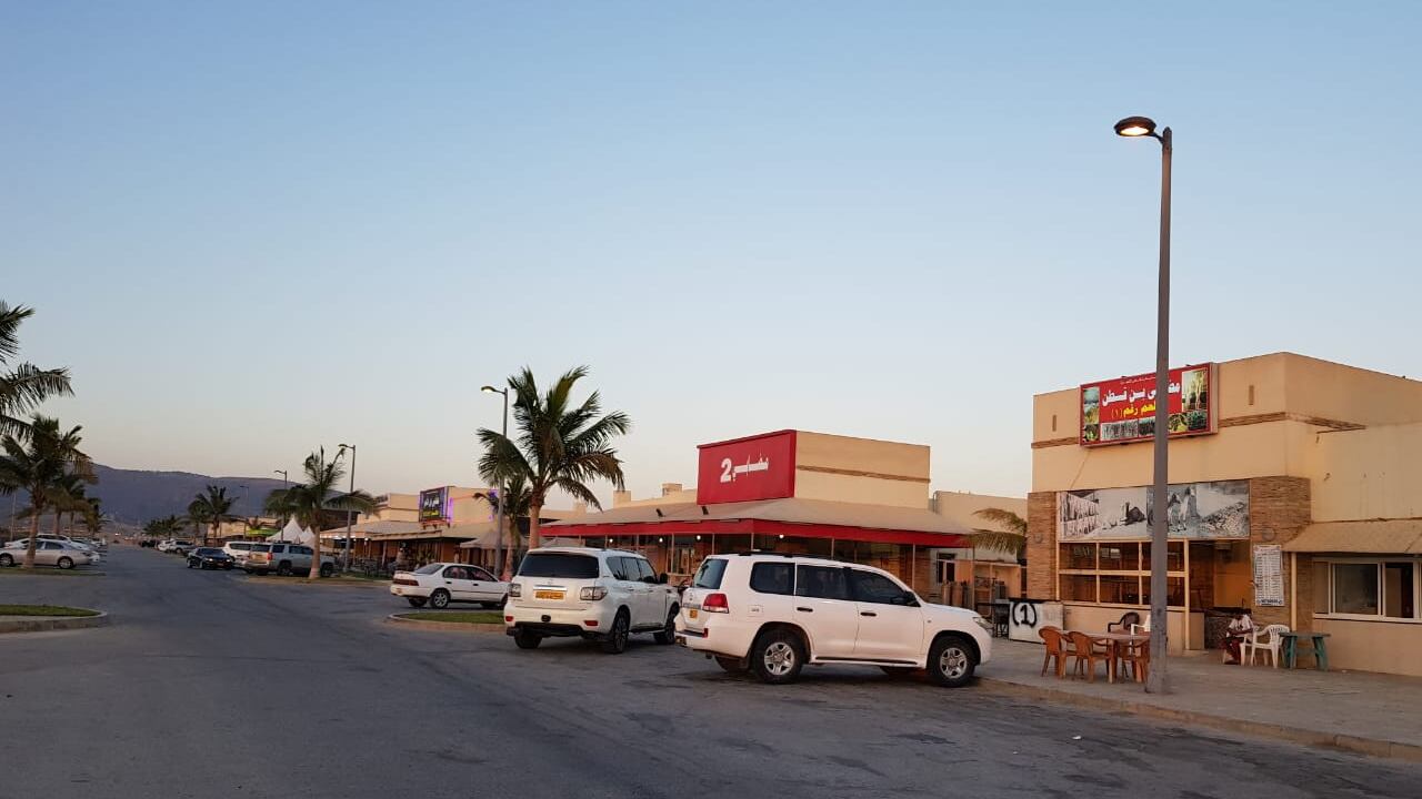 إخطار بإخلاء أكشاك المضابي في إتين والدهاريز.. و”بلدي صلالة” سيعقد اجتماعًا طارئًا