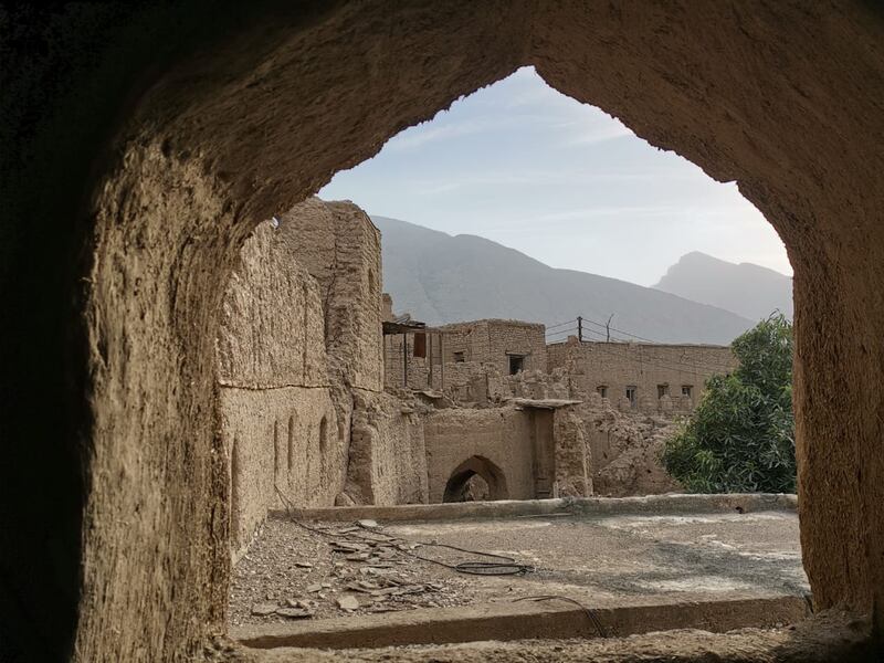 بالصور: عُمانية تُحوّل منزل أسرتها القديم إلى مَعلَمٍ زوّارُه من داخل السلطنة وخارجها