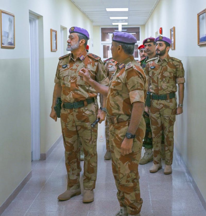 بالصور: جلالة السلطان يزور معسكر الصمود