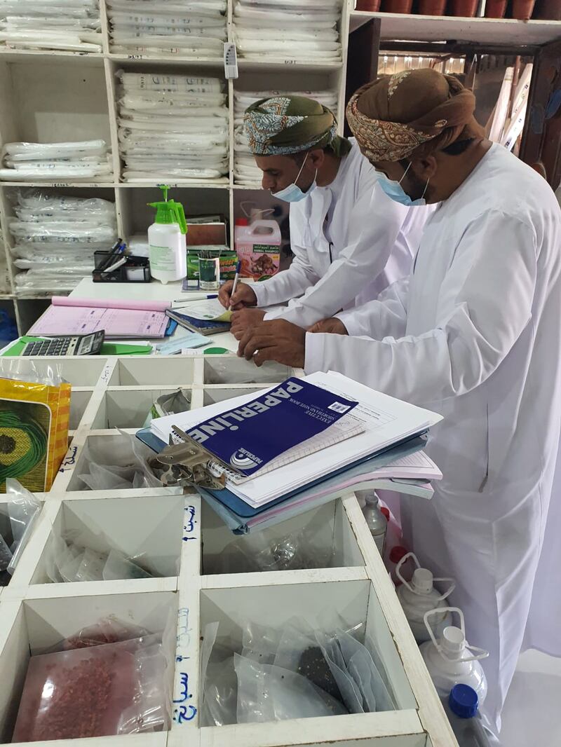 ضبط محل يعيد تعبئة عبوات مبيد مكافحة النمل الأبيض
