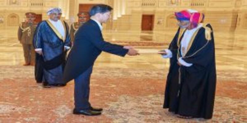 بالصور: جلالة السلطان يتقبل أوراق اعتماد سفيرين