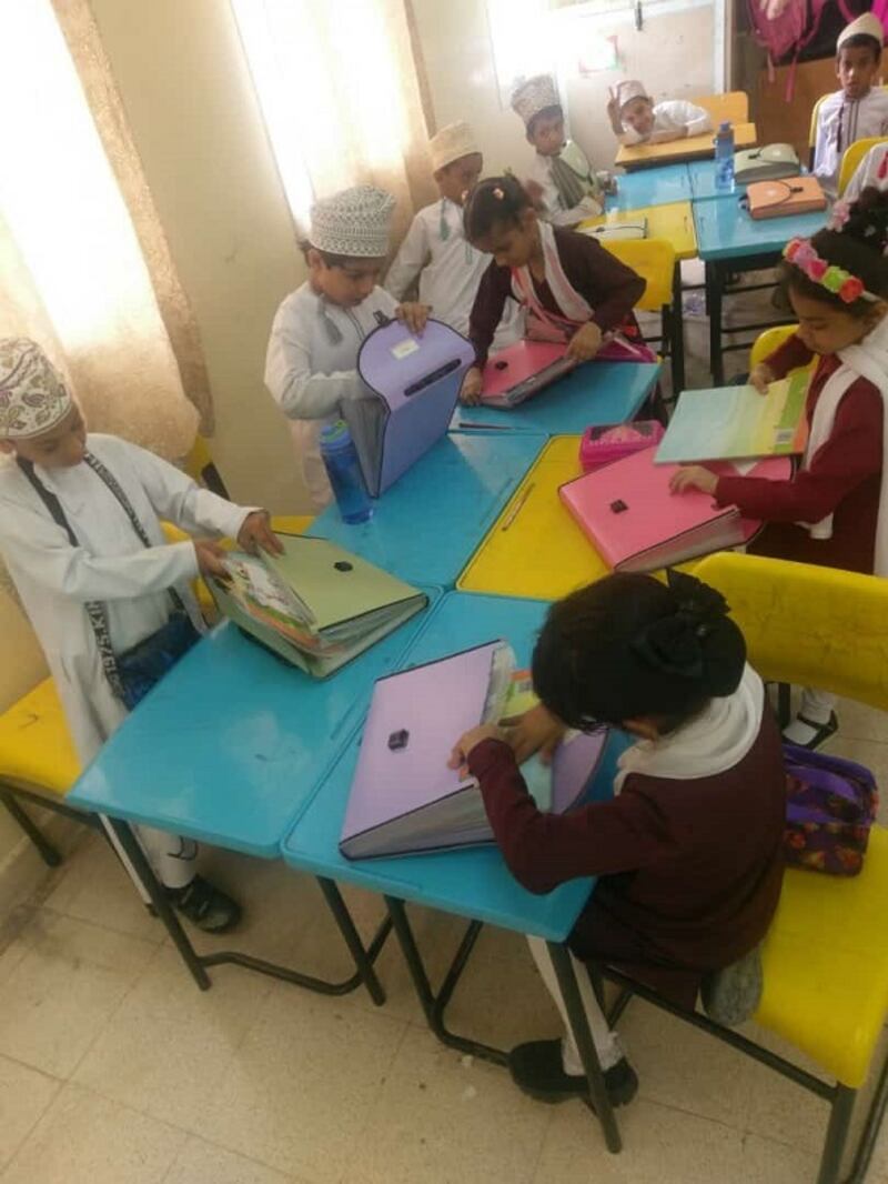 بالصور: مدرسة حكومية تضع حلًا بديلًا لـ “الحقيبة المدرسية”