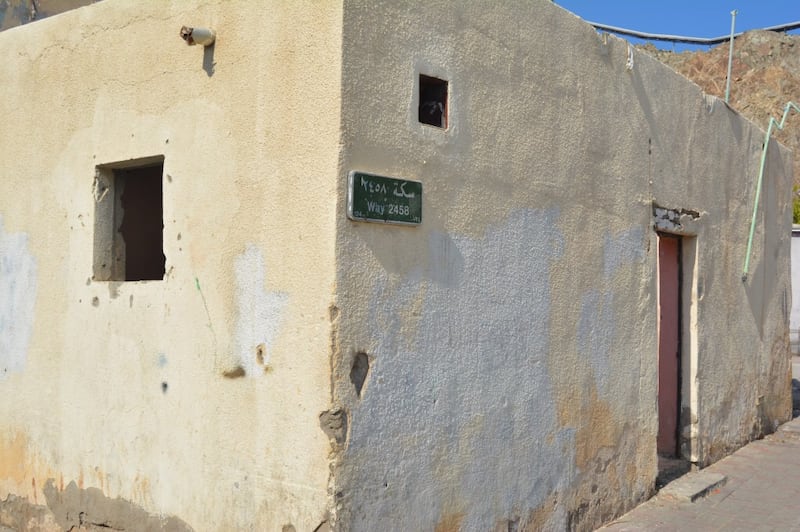 بالصور: منازل مهجورة في مسقط والبلدية تُحذّر من مخاطرها