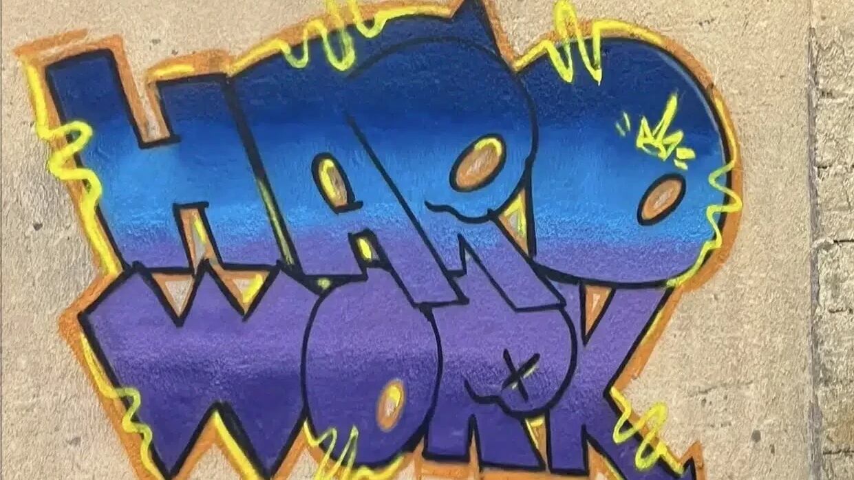 شاب يحوّل جدران مزرعتهم إلى رسومات بفن الجرافيتي