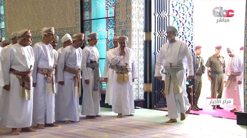 بالصور: جلالة السلطان يؤدي صلاة العيد