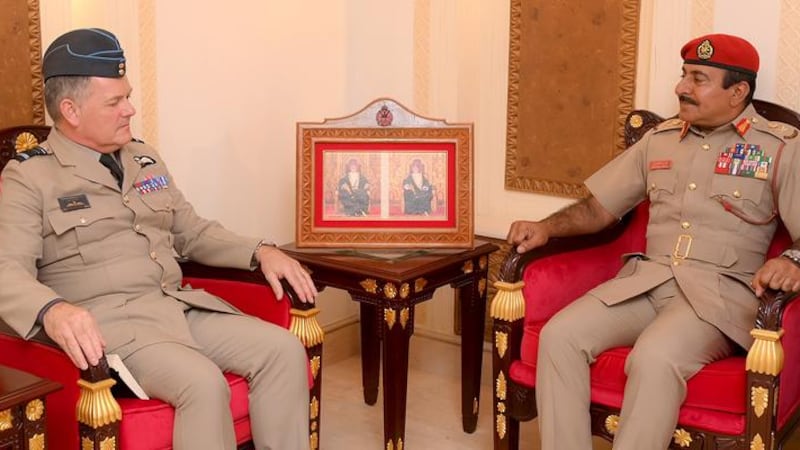 قائد الجيش السلطاني العُماني يستقبل مسؤولا عسكريا بريطانيا