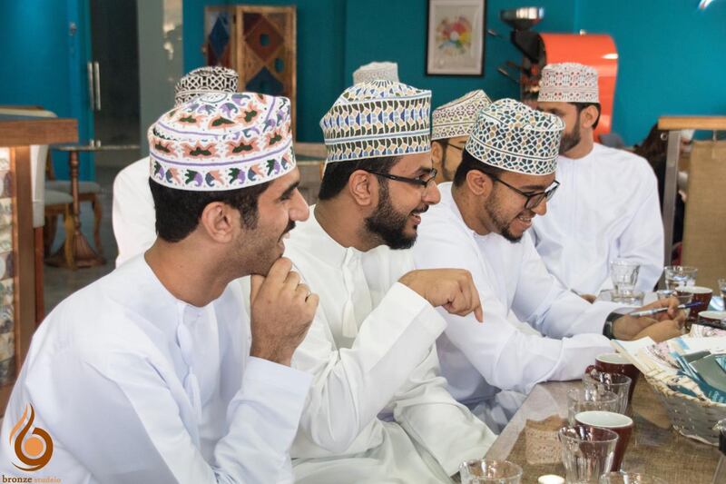 جلسة أدبية بحضور كتاب وشعراء عُمانيين شباب