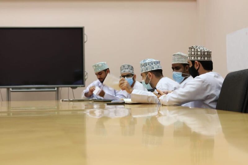 طُلاب يبتكرون “حافظة أدوية” بنظام إلكتروني.. ورئيسهم يوضح مزاياها
