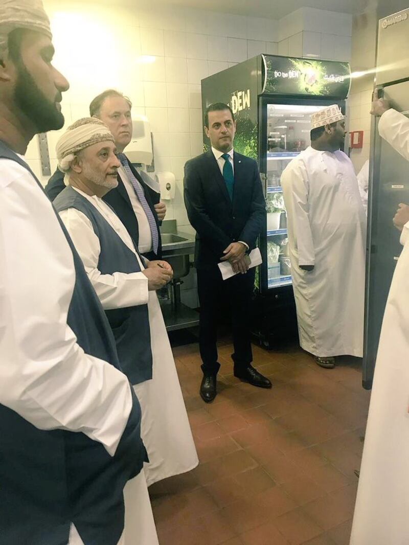 بالصور: إتلاف 150 كلغ مواد غدائية غير صالحة من منشآت فندقية
