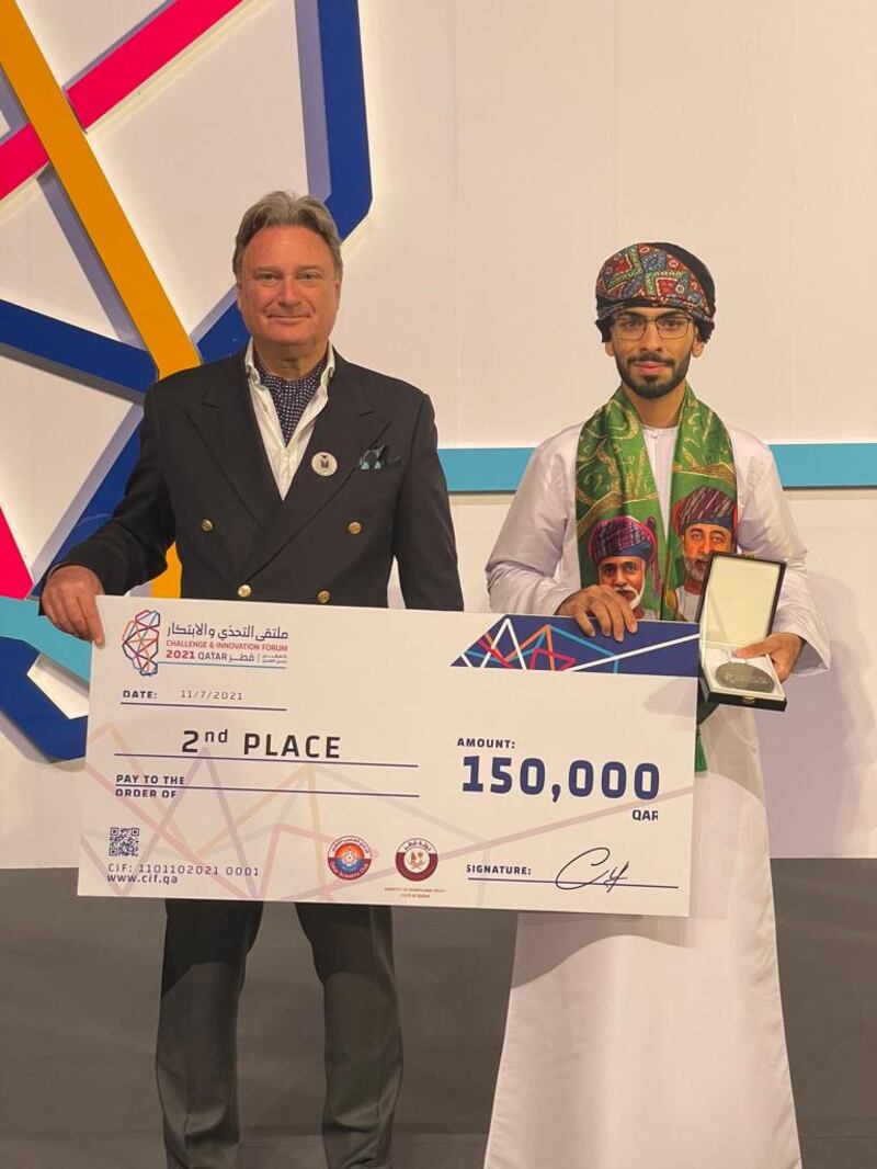 طالب عماني يبتكر جهازًا لفحص هيكل الطائرات المدنية دون تدخل بشري
