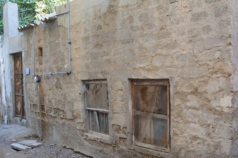 بالصور: منازل مهجورة في مسقط والبلدية تُحذّر من مخاطرها