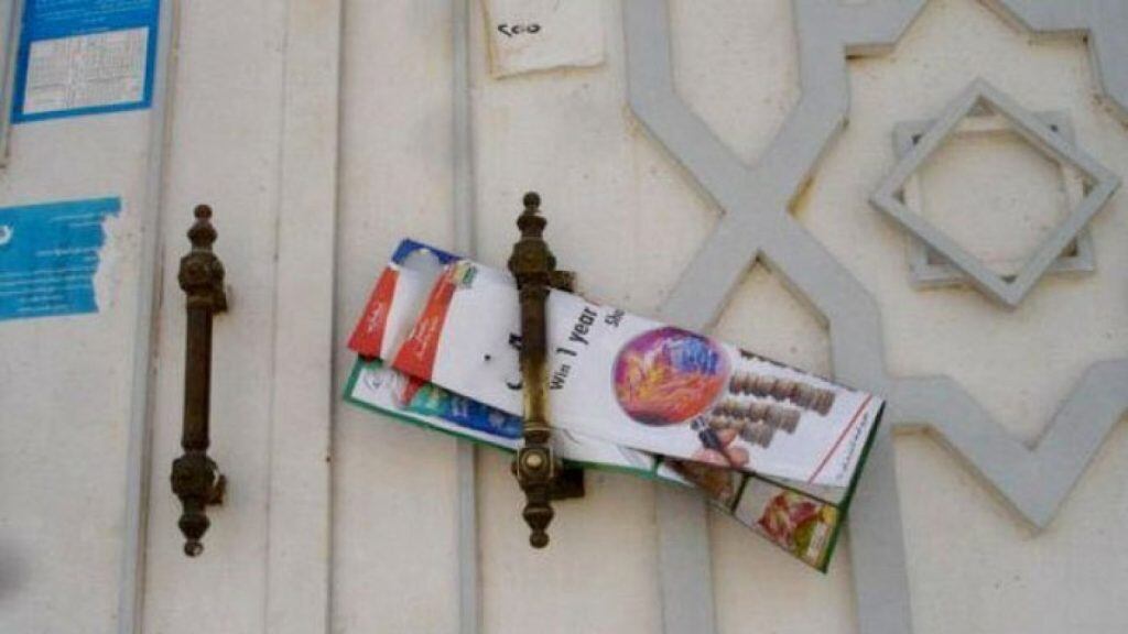 منشورات يوزّعها وافدون على المنازل: مواطنون يذكرون رأيهم فيها.. وقانوني يوضح حولها