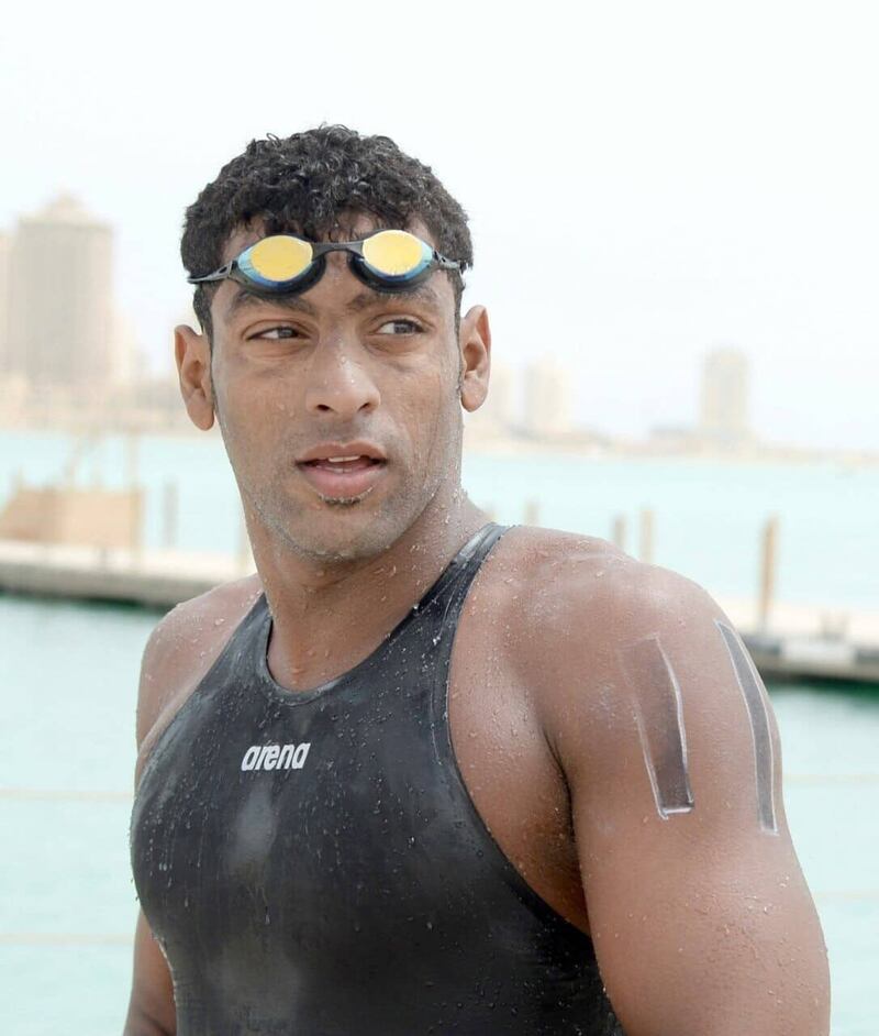 خبير عماني يُعطيك دروسًا في كيفية الطريقة الصحيحة للسباحة والاستمتاع بها