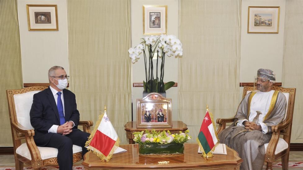 السيد بدر يعقد مباحثات سياسية مع وزير الخارجية المالطي