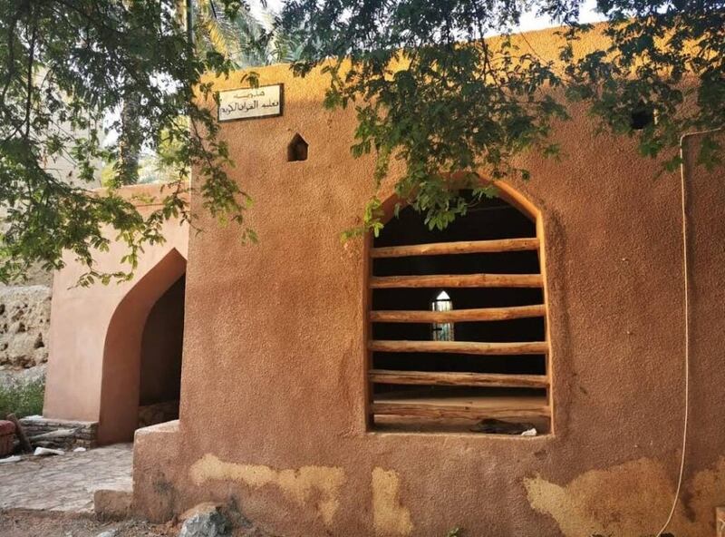 بها معالِم و3 أشجار مُعمِّرة: “حجرة الشيخ” حارةٌ عُمانية تروي التاريخ