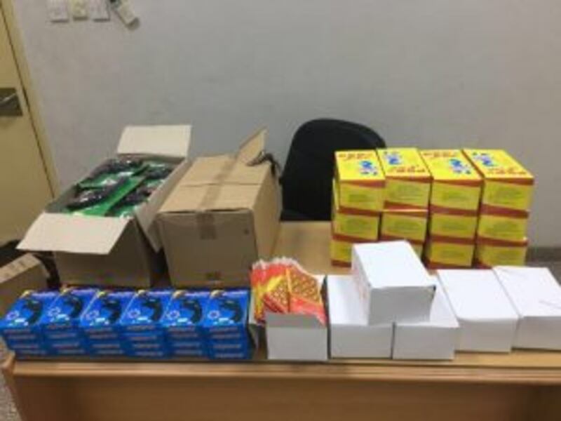 ضبط مسدسات أطفال وخمور على الحدود