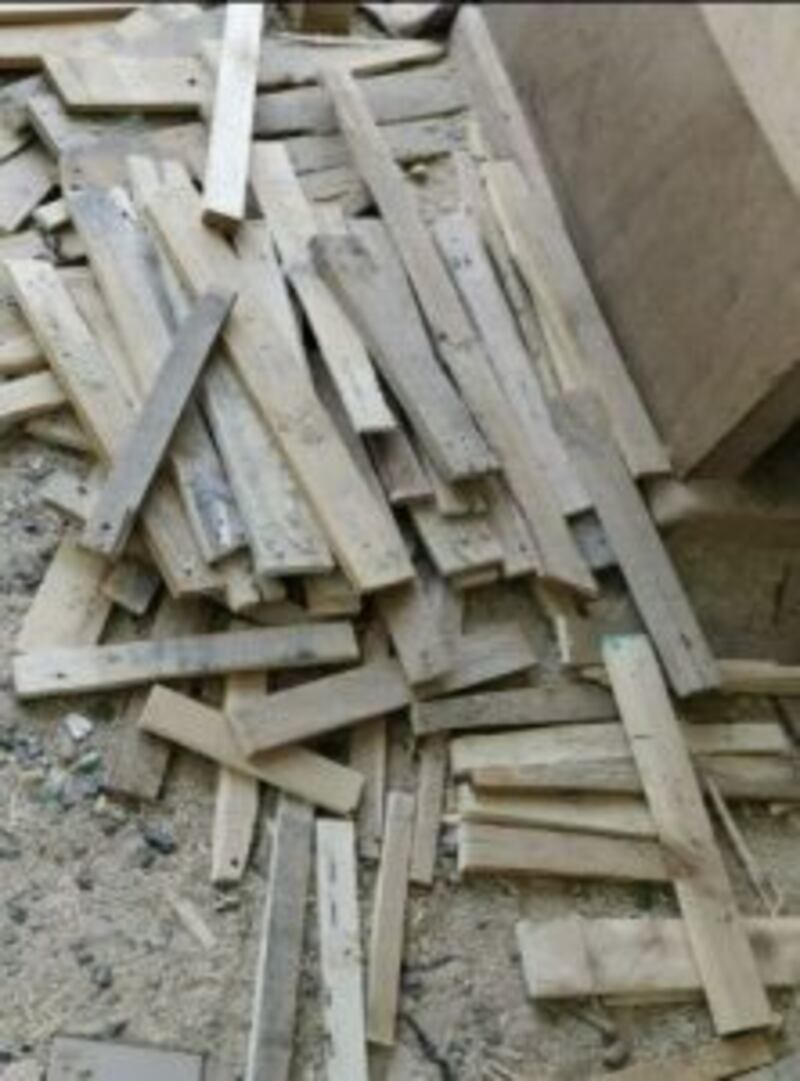 ضبطية جديدة بالصور: يحوِّلون أخشابًا مستعملة إلى أثاث جديد