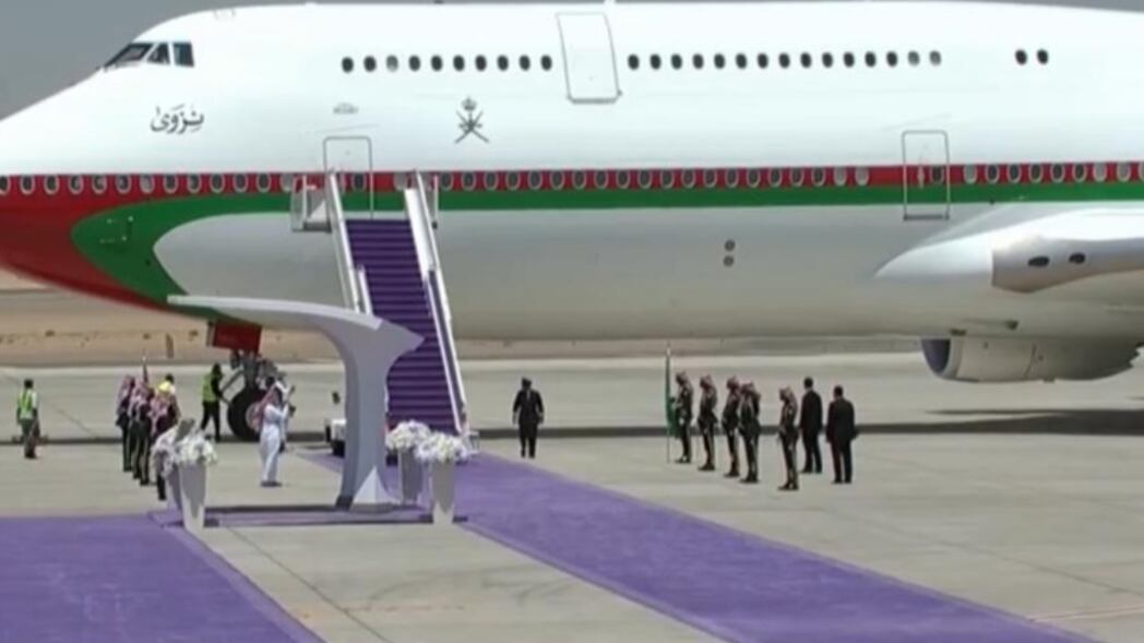 “السجاد البنفسجي” حاضر في استقبال جلالة السلطان؛ فإلى ماذا يرمز؟