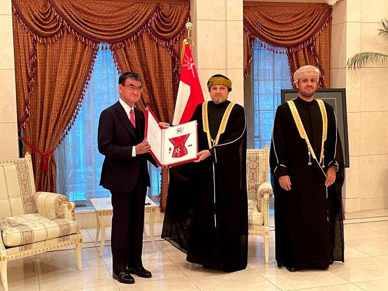 جلالة السلطان يمنح عددًا من الأوسمة