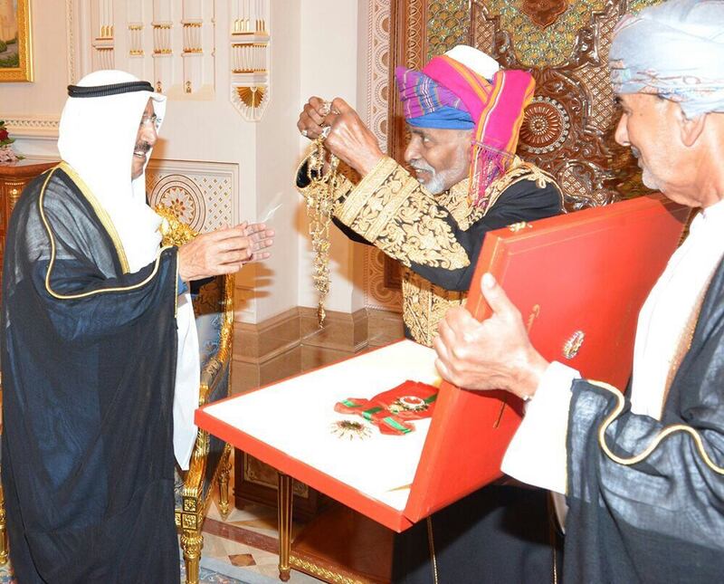 شاهد الإطلالة البهية لجلالة السلطان في استقبال أمير الكويت