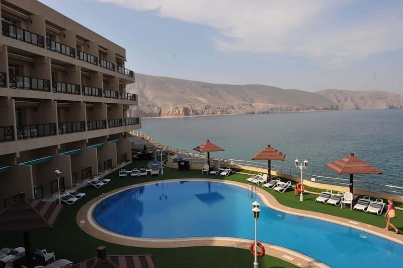 منها تطوير الواجهات البحرية، محافظ مسندم يوضح مستجدات المشروعات النوعية في المحافظة