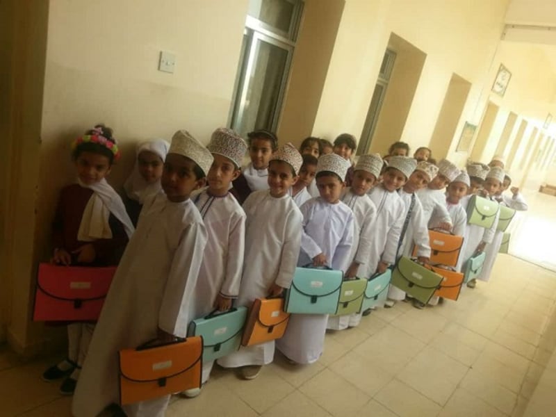 بالصور: مدرسة حكومية تضع حلًا بديلًا لـ “الحقيبة المدرسية”
