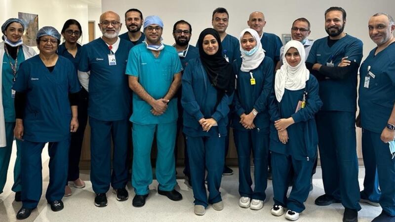 فريق طبي يجري أول عملية من نوعها في سلطنة عُمان