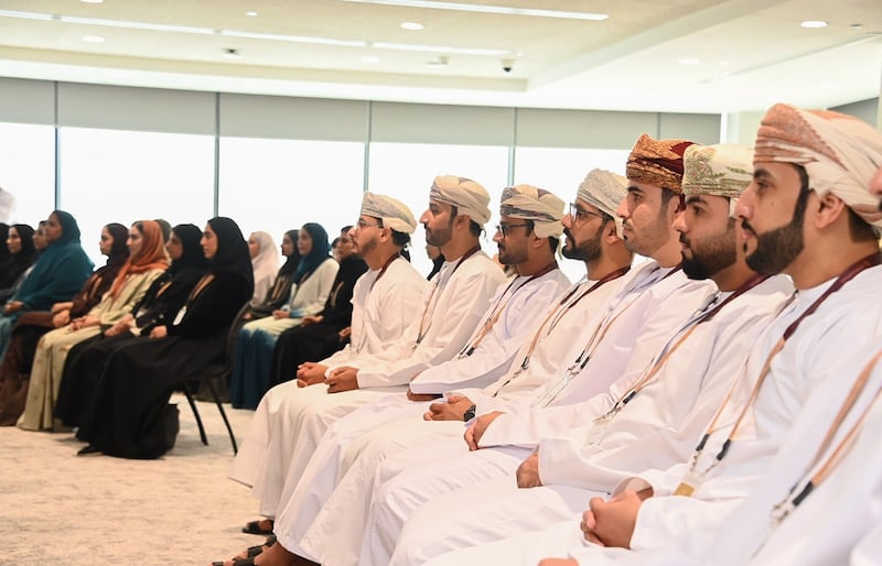 الأكاديمية السلطانية للإدارة تعزز المهارات القيادية لدى 50 شابًا عُمانيًا عبر برنامج “القيادات المستقبلية”