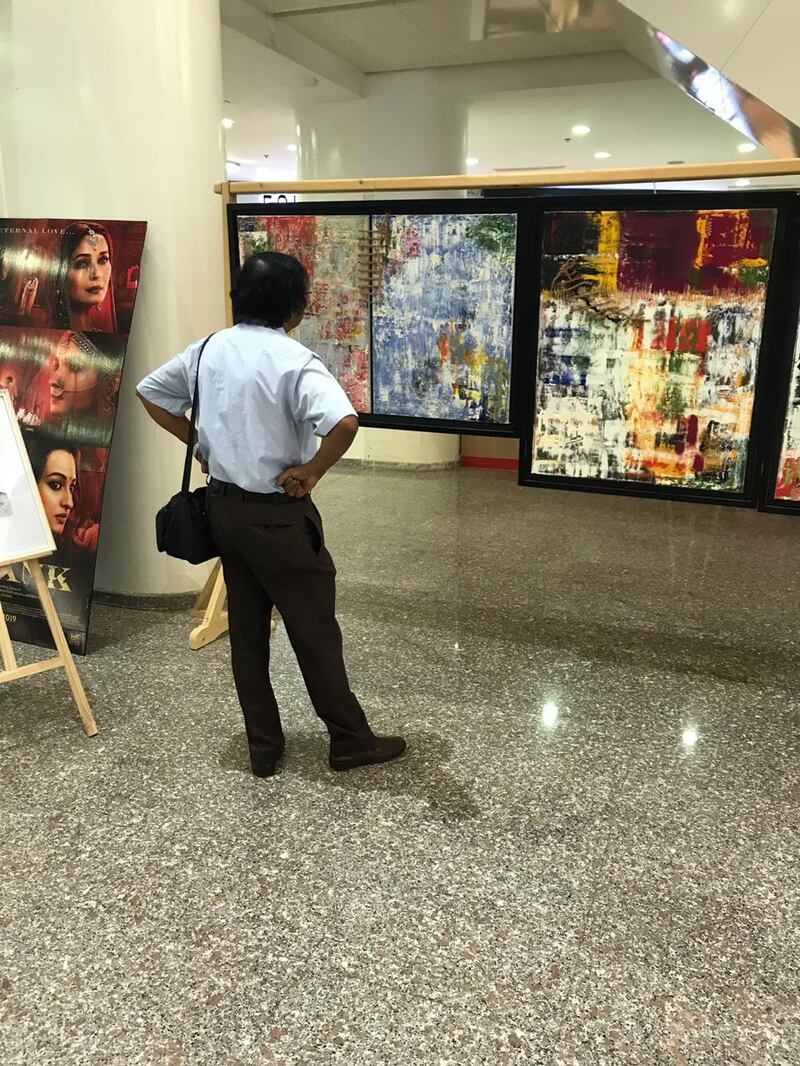 بالصور: أعمال فنية عُمانية معروضة للزوار في القرم