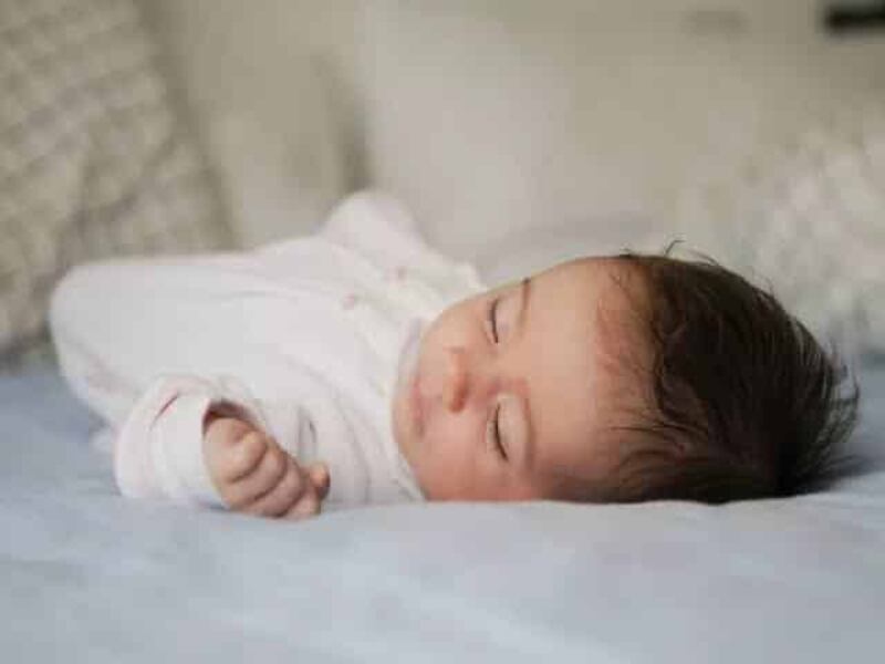 كيف تقي طفلك من الاختناق أثناء النوم؟