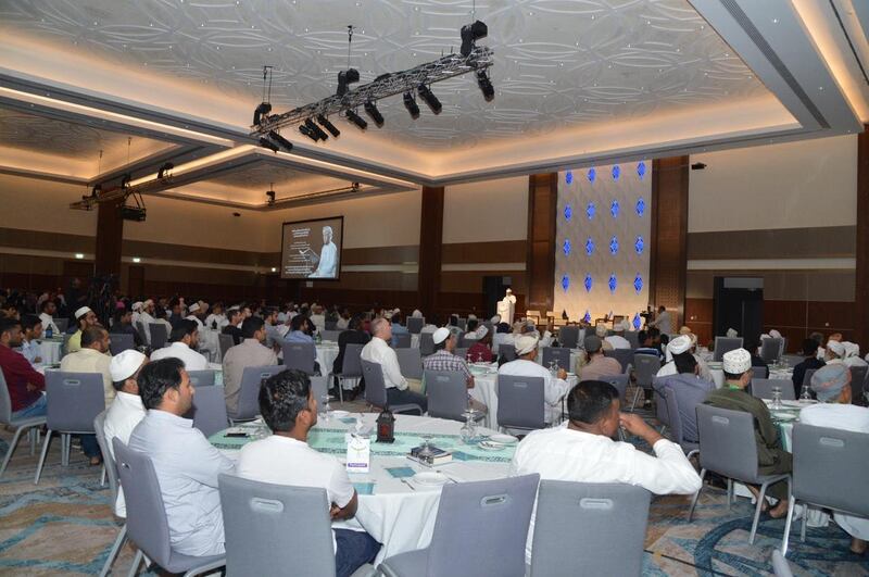 فعالية بالسلطنة تؤدي إلى دخول 28 شخصًا في الإسلام