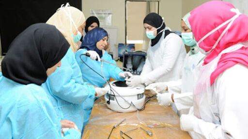 هل يؤثر عملُ المرأةِ على تربيةِ الأبناء؟