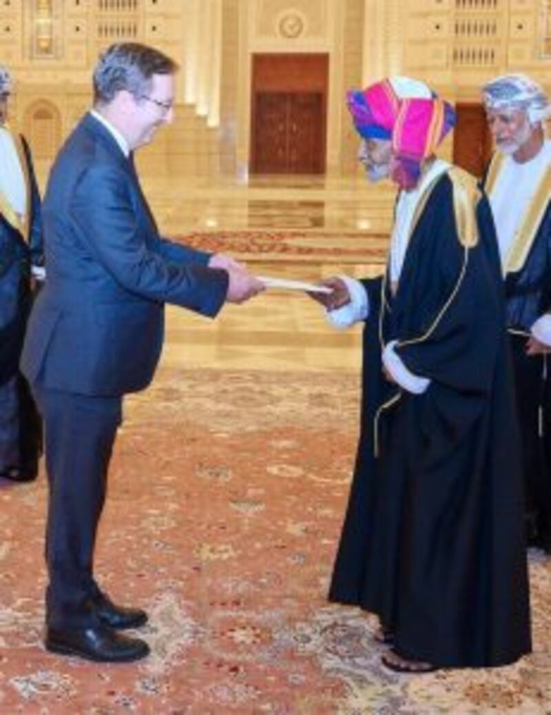 بالصور: جلالة السلطان يتقبل أوراق اعتماد سفيرين