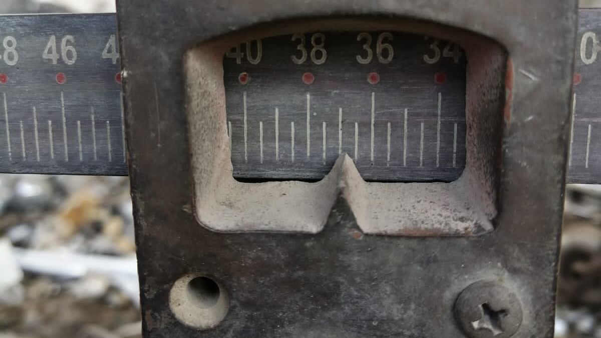 بائع “خردة” يتلاعب بالموازين