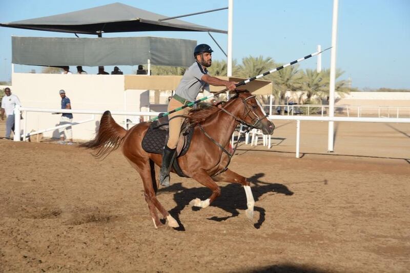 بالصور : الخيالة السلطانية يخطف لقب بطولة التقاط الأوتاد الثانية