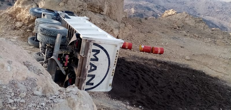 مواطنون يُناشدون برصف طريق “جبل مقطع”
