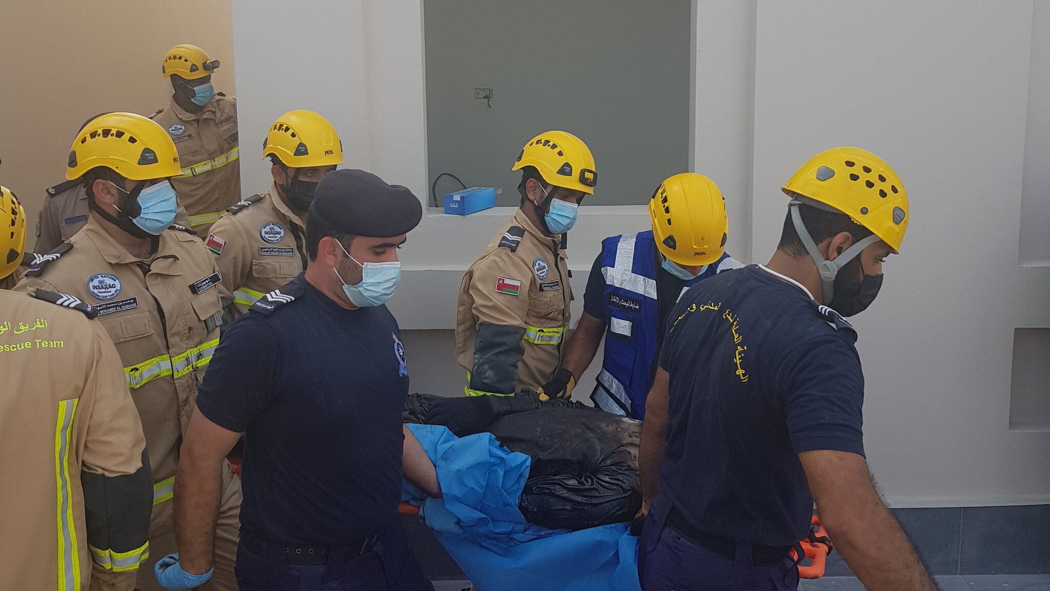 سقوط شخصين من مبنى في المعبيلة