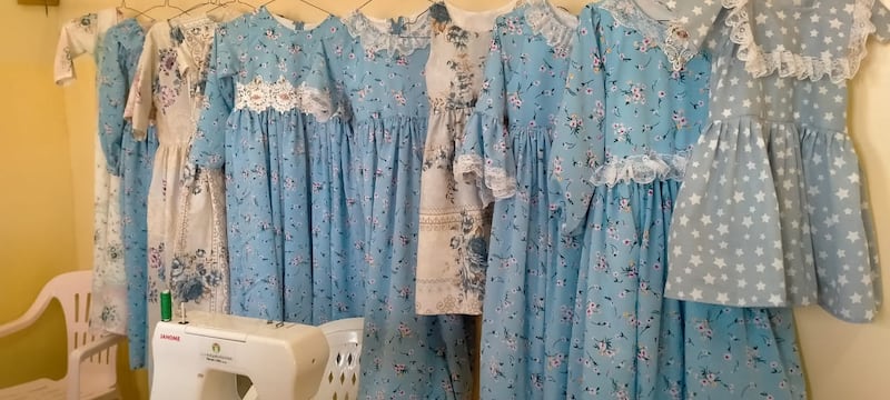 للإحلال التدريجي: مواطنة تُنفِّذ مبادرة للخياطة