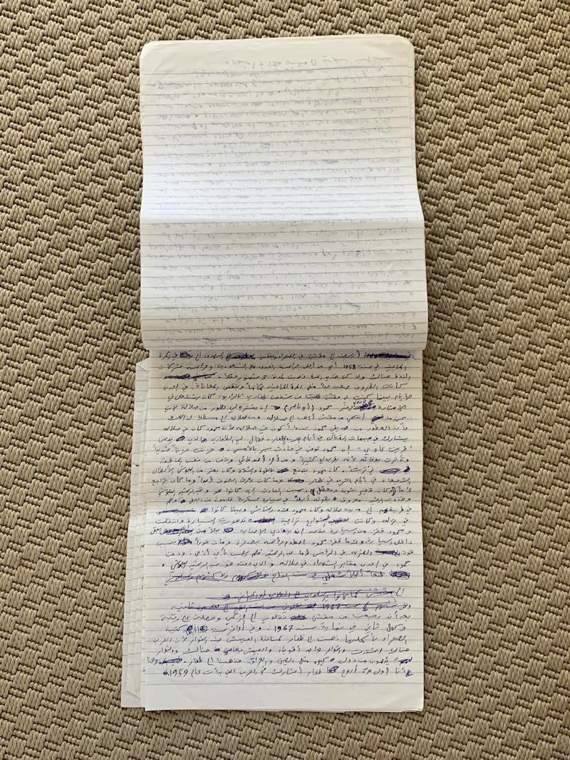 يصف فيها أحداثًا كثيرة من الخمسينيات حتى الثمانينيات: مذكرات رائد في الجيش السلطاني العماني