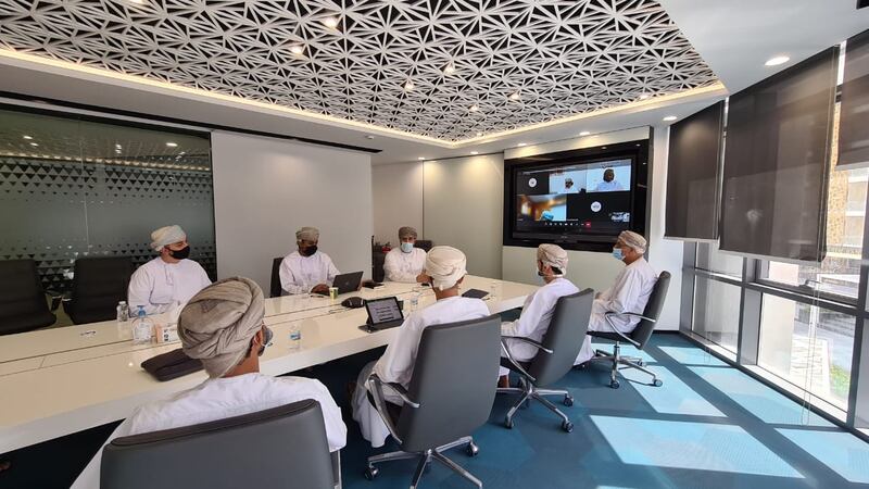 اجتماع لمتابعة مستجدات توظيف 800 عماني في قطاع الكهرباء